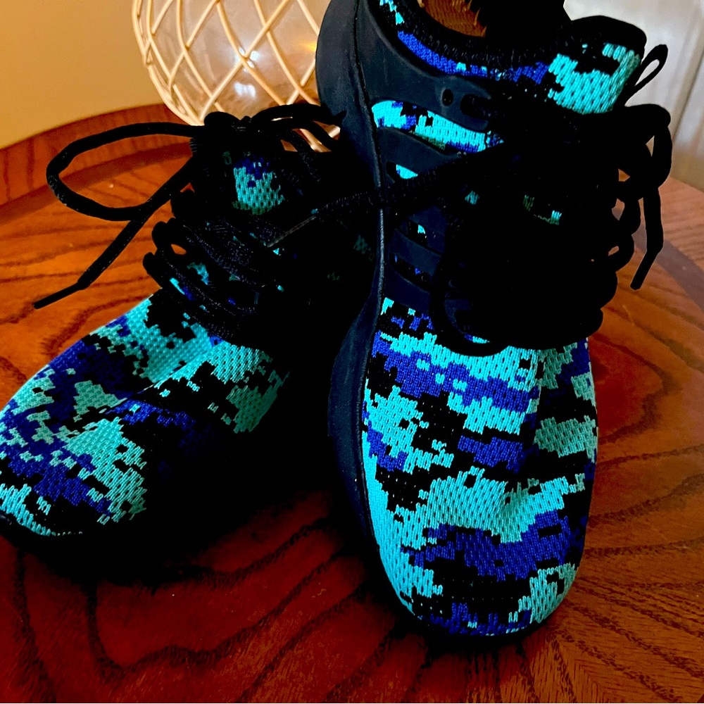 A pair no brand tennis shoes. Size 7 1/2